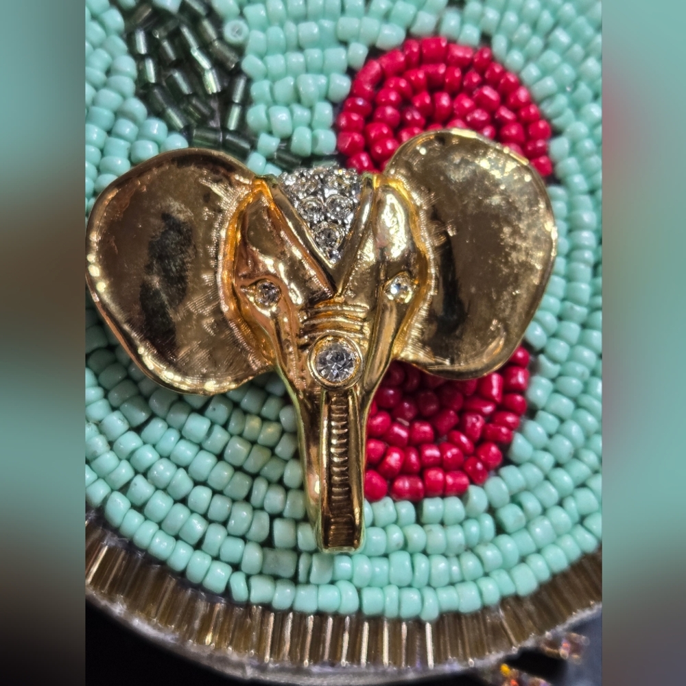 Vintage elephant brooch mint condition no returns